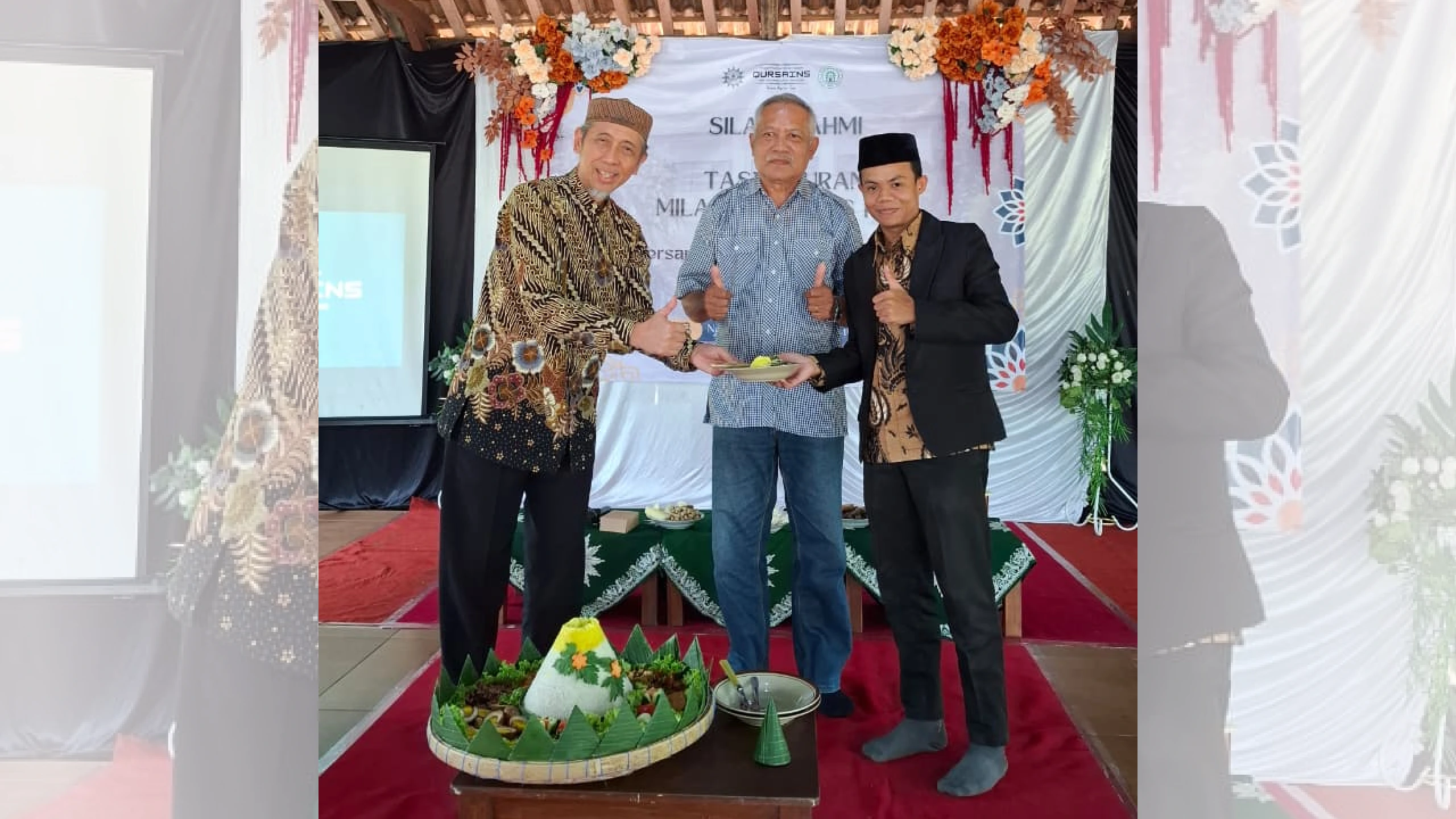 Tumpengan Milad kelima Qursains Prosesi simbolis potong tumpeng Milad kelima Qursains